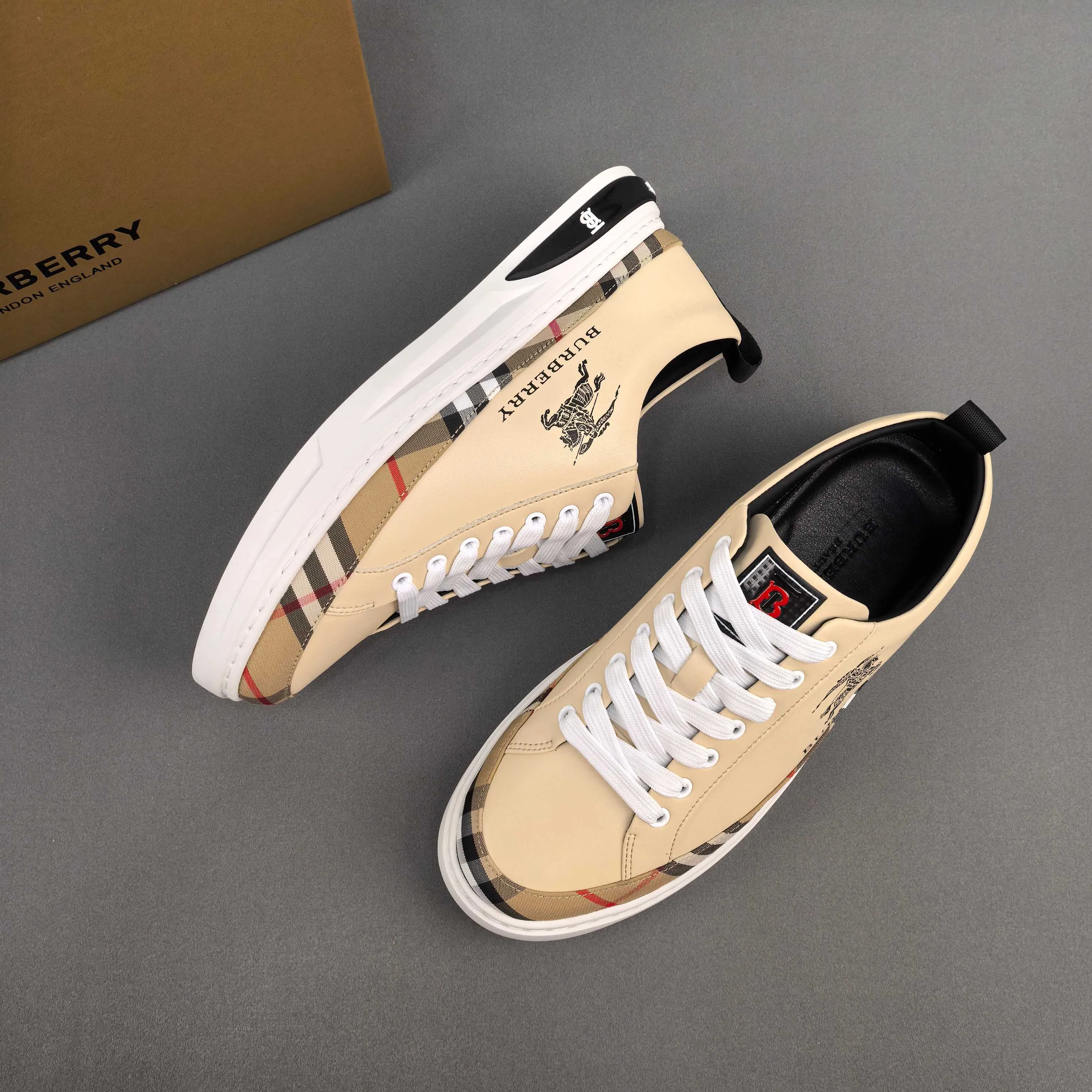 Burberry [Burberry] men's shoes 💰400💰. Fashionable sports and casual shoes, the upper is made of first-layer cowhide with plaid material, first-layer pigskin lining, and rubber outsole. Men's size 38-44.